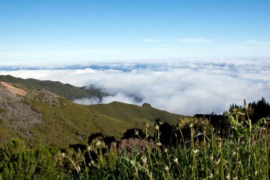 Dağlarda bulutların üstünde