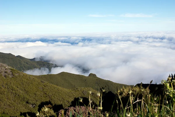 Au-dessus des nuages sur les montagnes — Photo