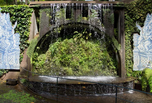 Vattenfall i tropisk trädgård — Stockfoto