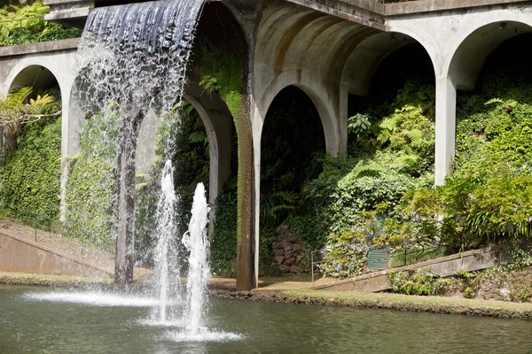 Waterval in tropische tuin — Stockfoto