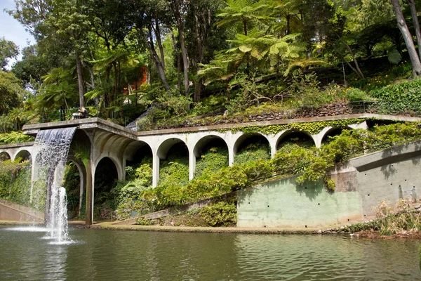 Waterval in tropische tuin — Stockfoto