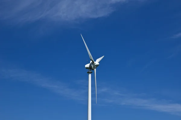 Windturbines op bewolkte dag — Stockfoto