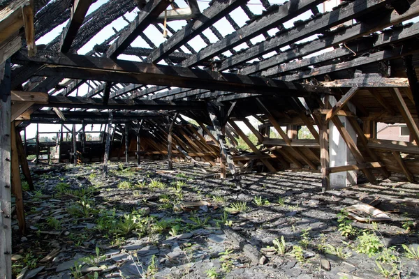 Ruin with burnt wood roof — Stock Photo, Image