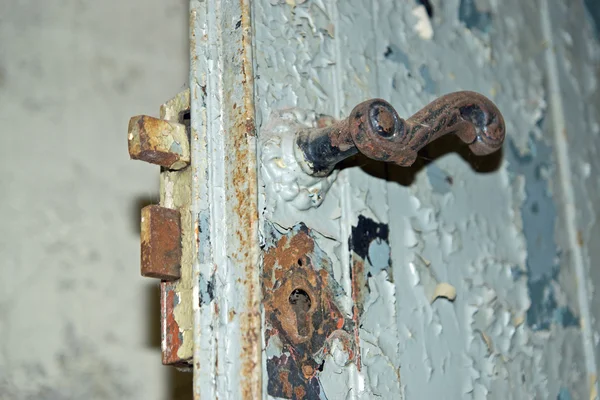 Oude roestige metalen deurkruk — Stockfoto