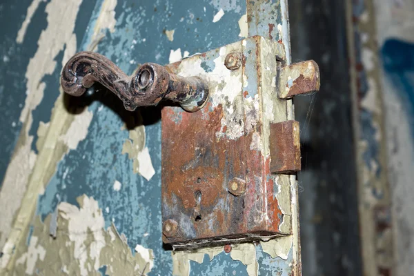 Oude roestige metalen deurkruk — Stockfoto