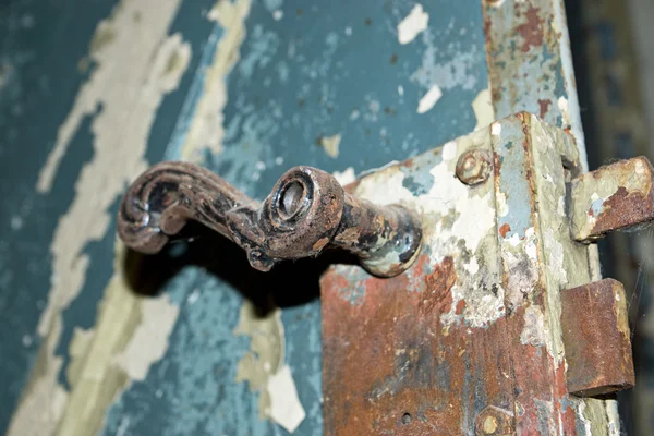 Oude roestige metalen deurkruk — Stockfoto