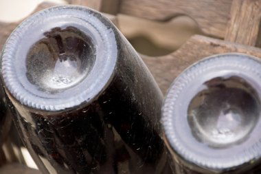 şarap şişeleri yığılmış bir sürü