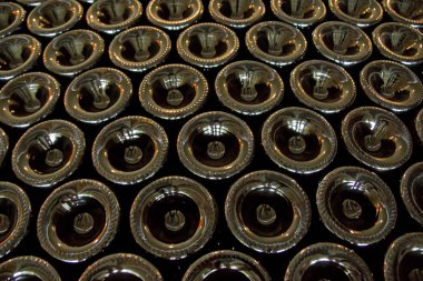 şarap şişeleri yığılmış bir sürü