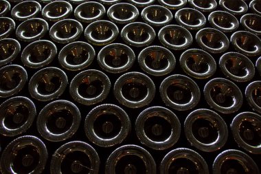 şarap şişeleri yığılmış bir sürü