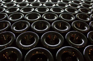 şarap şişeleri yığılmış bir sürü