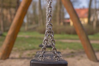 Çocuk oyun alanı boş salıncak