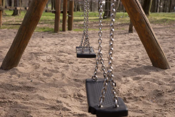 Balançoire vide sur aire de jeux pour enfants — Photo