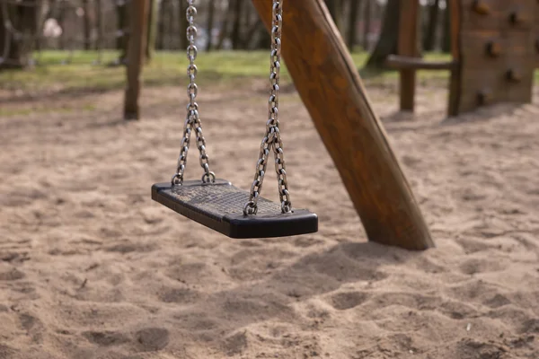 Balançoire vide sur aire de jeux pour enfants — Photo