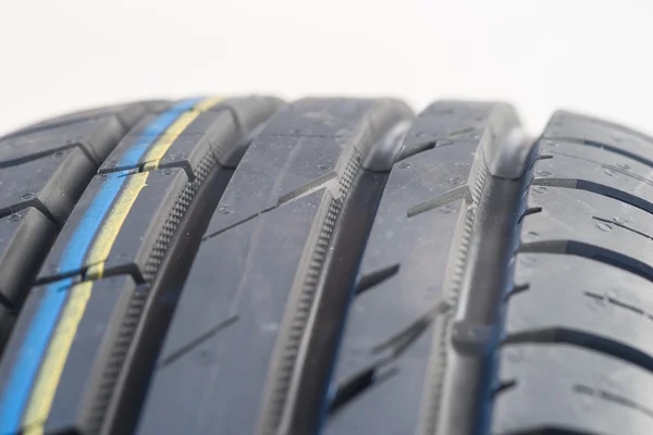 Nuevo primer plano de neumáticos de verano —  Fotos de Stock