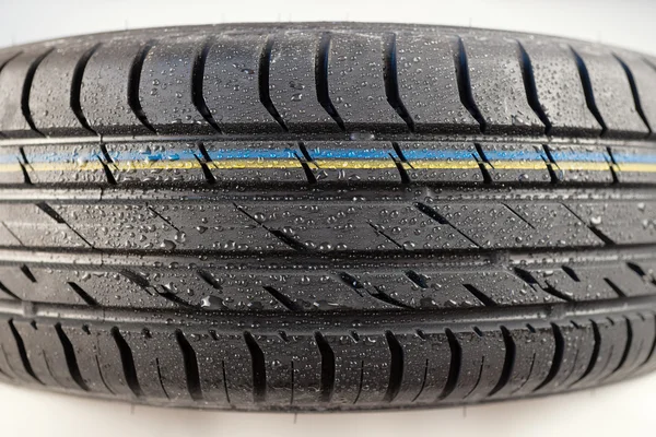 Tire tread in natte weersomstandigheden — Stockfoto