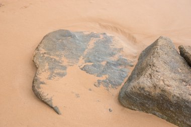 Kumsalda çakıl taşları