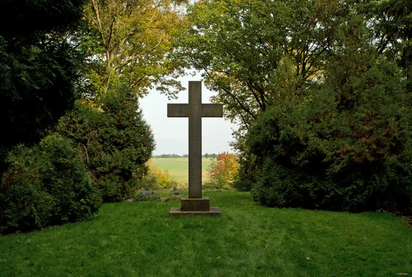 Altes Kreuz im Park — Stockfoto