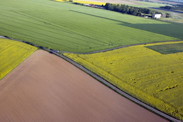 Felder und Straßen von oben — Stockfoto