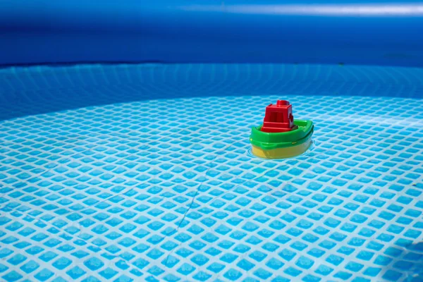 Pequeno brinquedo barco de plástico — Fotografia de Stock