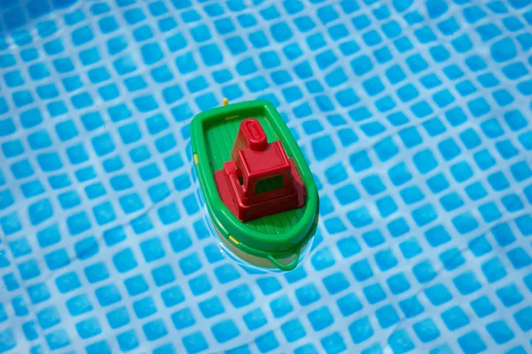 Маленькая пластиковая лодка — стоковое фото