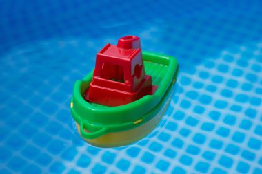 Küçük oyuncak plastik tekne