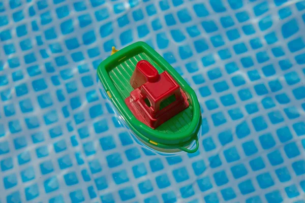 Маленькая пластиковая лодка — стоковое фото