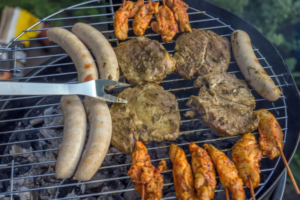 Huisgemaakte barbecue grill op de kolen — Stockfoto