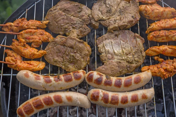 Huisgemaakte barbecue grill op de kolen — Stockfoto