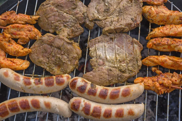 Huisgemaakte barbecue grill op de kolen — Stockfoto