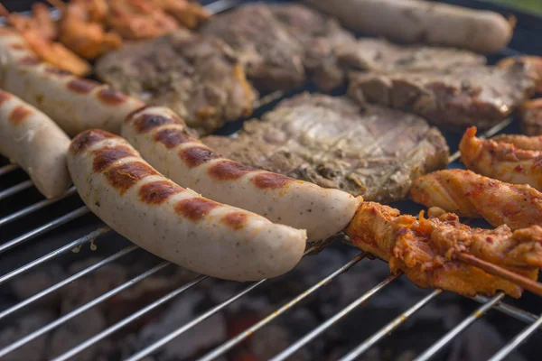 Huisgemaakte barbecue grill op de kolen — Stockfoto