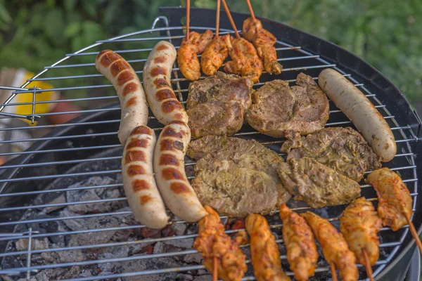 Parrilla de barbacoa casera en el carbón —  Fotos de Stock