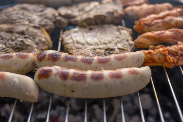 Huisgemaakte barbecue grill op de kolen — Stockfoto