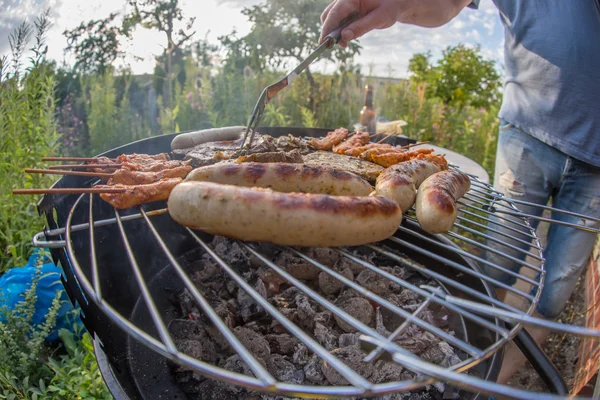 Huisgemaakte barbecue grill op de kolen — Stockfoto