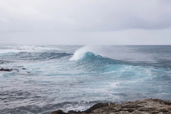 強力なスプラッシュ海波 ロイヤリティフリーのストック画像