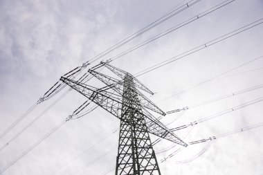 Elektrik iletim kulesi