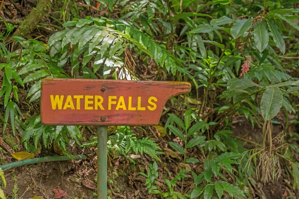 Panneau en bois vers la cascade — Photo