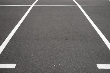 Beyaz çizgiler asfalt üzerinde işaretleme