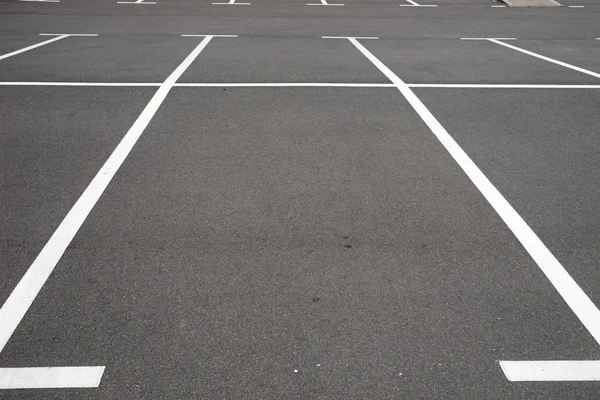 Witte markering lijnen op asfalt — Stockfoto