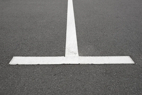 Witte markering lijnen op asfalt — Stockfoto