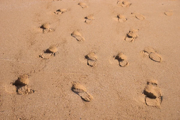 Menschliche Fußabdrücke im Sand am Strand — Stockfoto