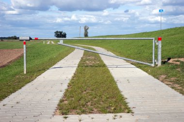 Kapalı bariyer ile kırsal yol
