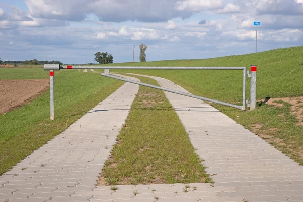 Wiejskiej drodze z zamkniętych barierę — Zdjęcie stockowe