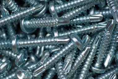 muchos tornillos plateados