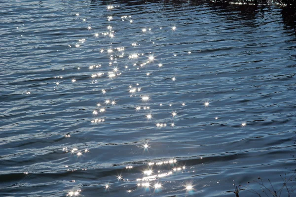 Luz solar refletida nas ondas — Fotografia de Stock