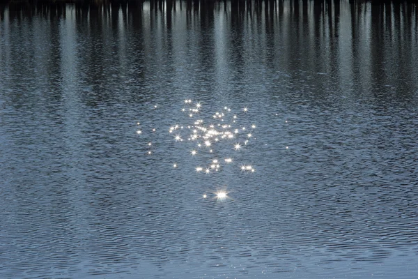 Luz solar refletida nas ondas — Fotografia de Stock