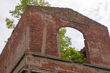 eski yıkık duvar penceresinde