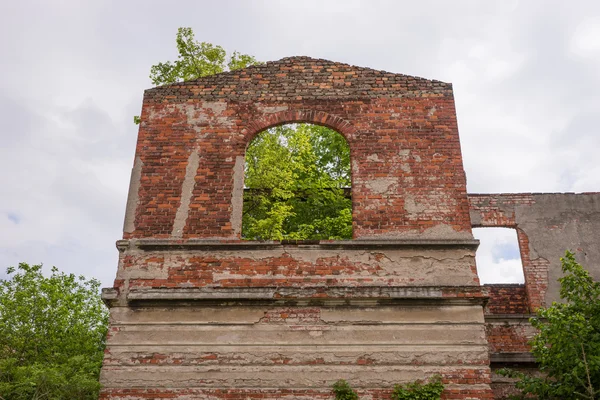 Старое окно в разрушенной стене — стоковое фото