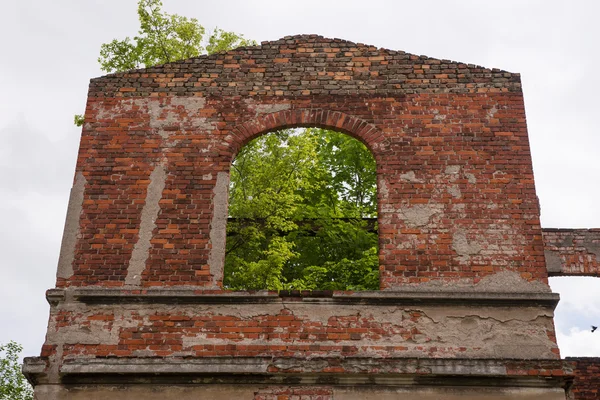 Старое окно в разрушенной стене — стоковое фото