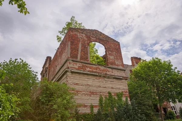 Старое окно в разрушенной стене — стоковое фото