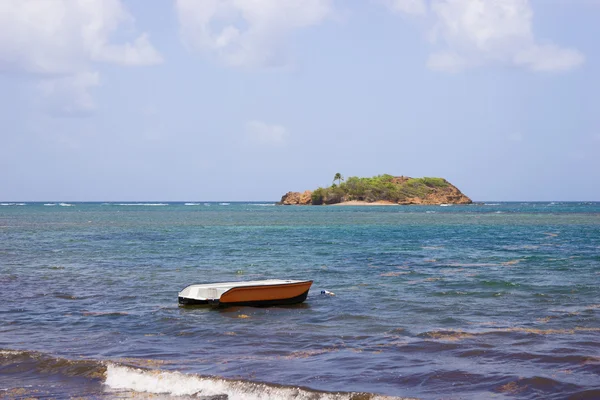 Un barco solitario —  Fotos de Stock